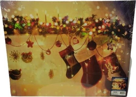 Kerst Canvas Schilderij met LED verlichting - Kerstsokken aan schouw - 38x48 cm